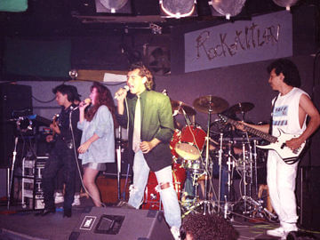 Gerry y Betty encabezando a la banda en Rockotitlán